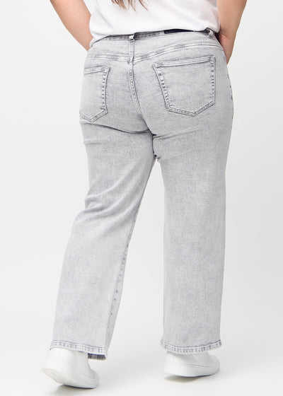 Lysegrå denim loose jeans set bagfra på en plus-size model, så man kan se hele produktet.