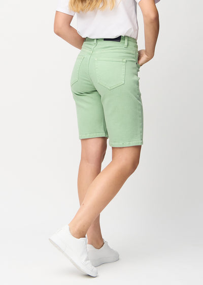 Lysegrønne regular middle shorts set bagfra, så man kan se hele produktet.