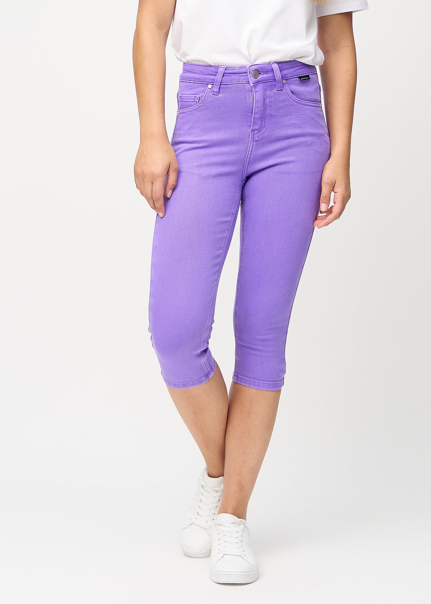 Lilla skinny capris, modelnavn Lavenders, som sidder tæt til benet, set forfra.