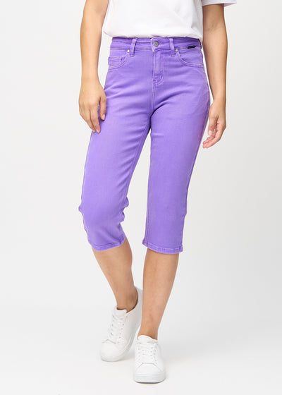 Lilla regular capris, modelnavn Lavenders, som går lige ned langs benet, set forfra.