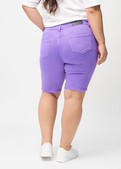 Lilla skinny middle shorts set bagfra på en plus-size model, så man kan se hele produktet.