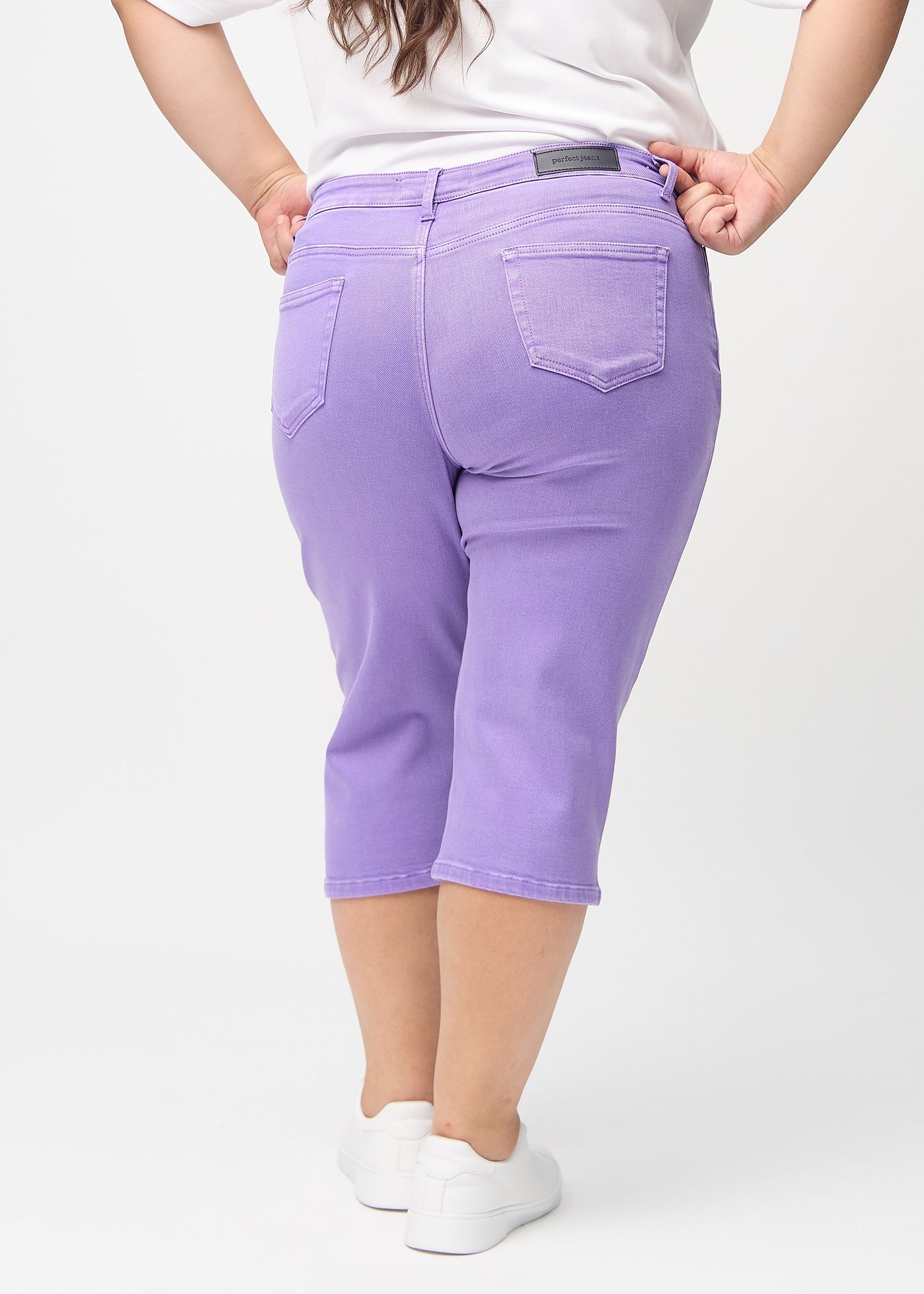 Lilla regular capris set bagfra på en plus-size model, så man kan se hele produktet.