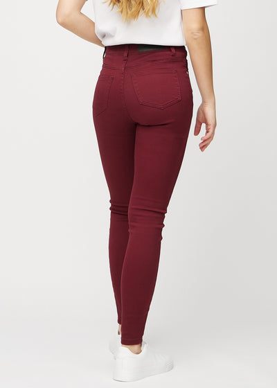 Mørkerøde skinny jeans set bagfra, så man kan se hele produktet.