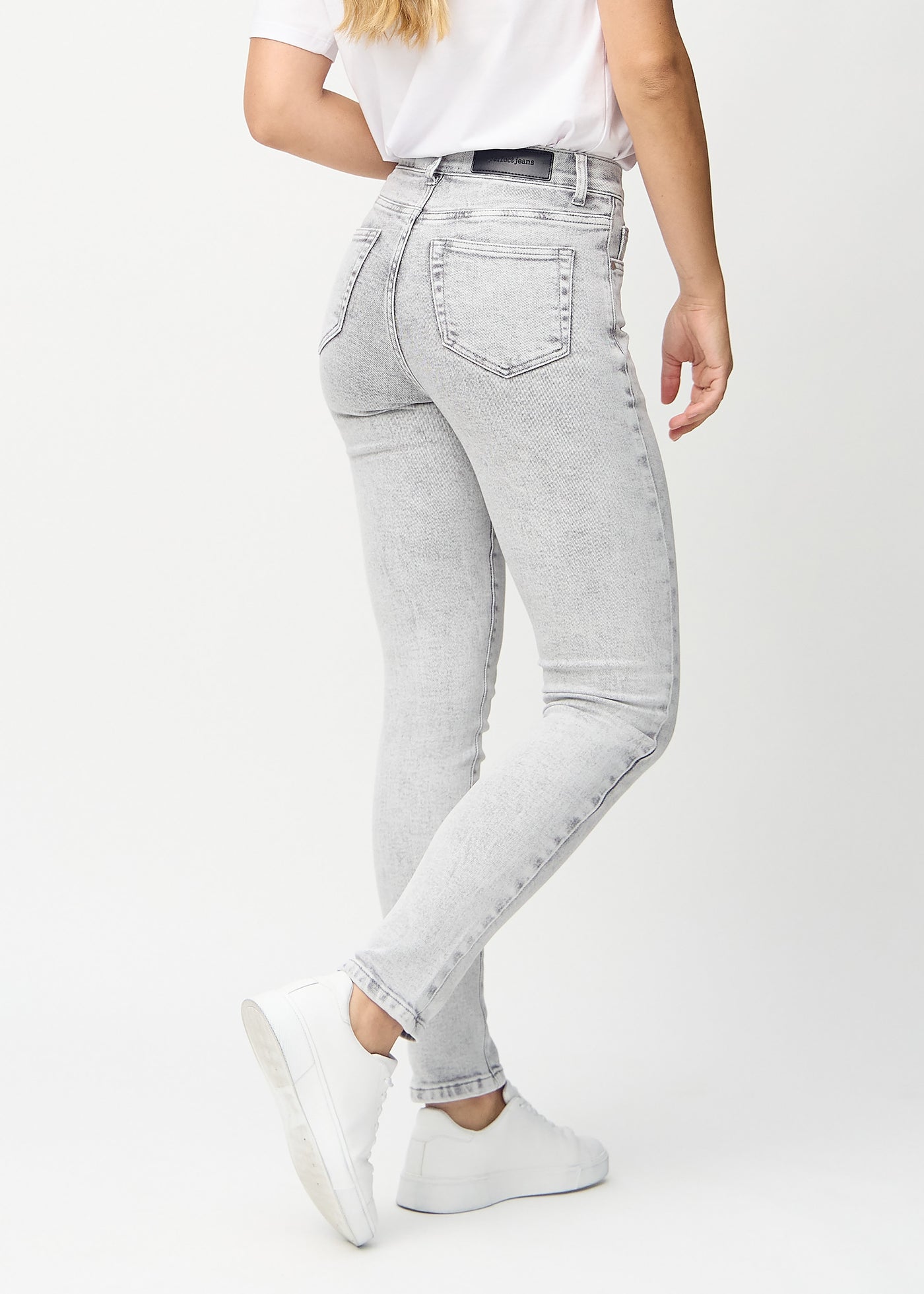 Lysegrå denim slim jeans set bagfra, så man kan se hele produktet.